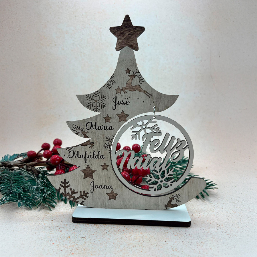 Árvore de Natal c/ bola e nomes em MDF | Personalizados de Natal da Fusion Print